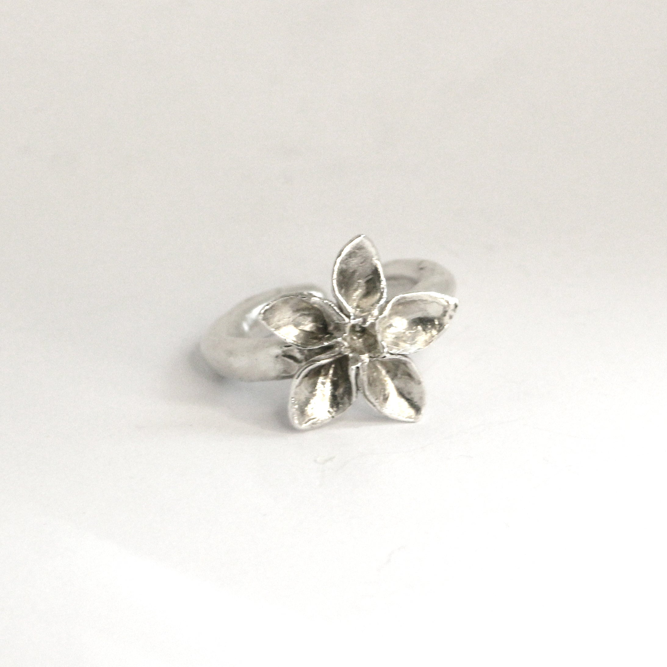 Flower ring in Silver